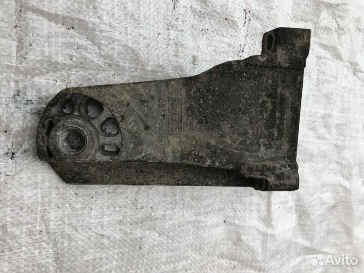 Ford 2009 TT9 H9FB Кронштейн двигателя