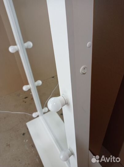 Зеркало напольное с лампами подсветкой