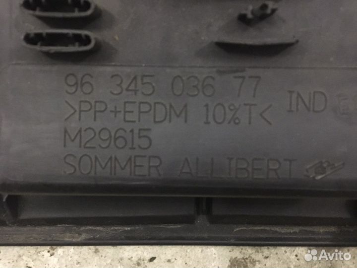 Крышка блока предохранителей Peugeot 307