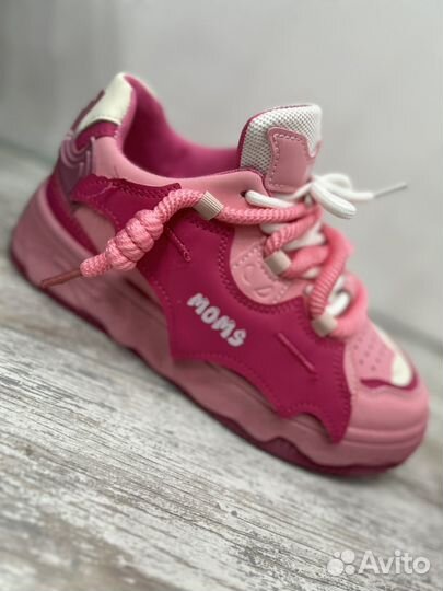 Кроссовки женские