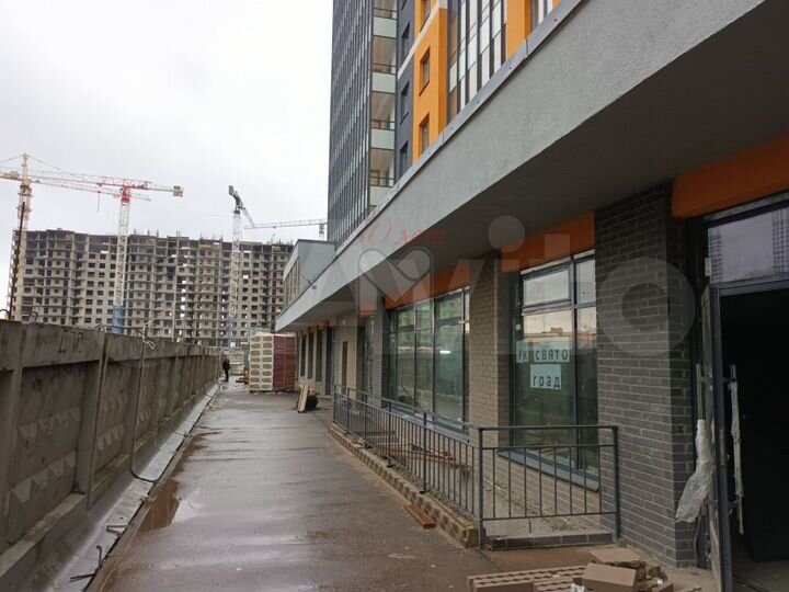 Торговое помещение в окружении жил массива