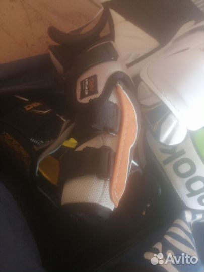 Продам комплект хоккейной формы. На взрослого