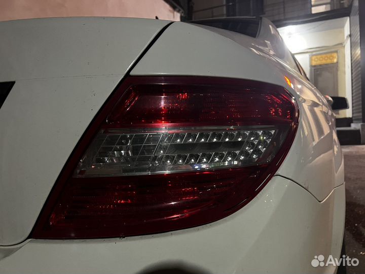 Задняя правая фара w204