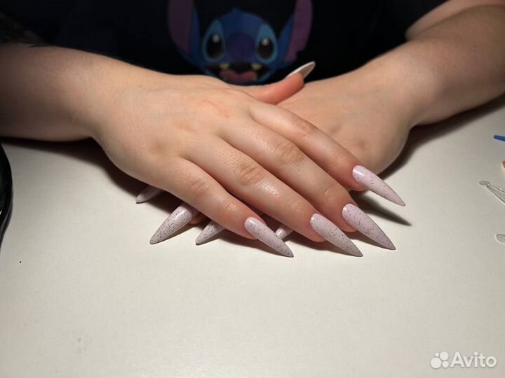 Модель на маникюр