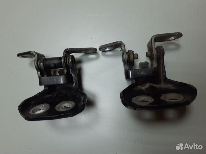 Петля двери задней левой Ford Fiesta Fusion