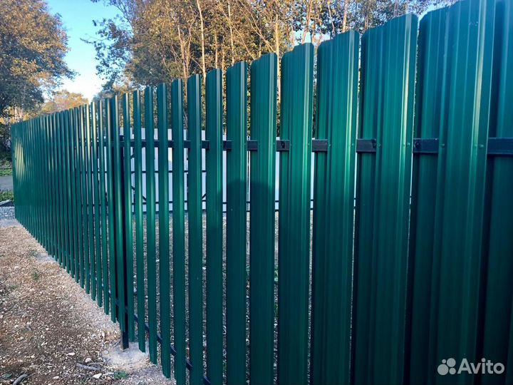 Забор евроштакетник прямоугольный зеленый