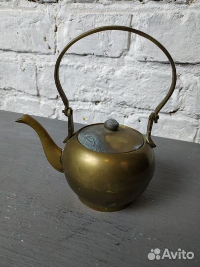 Старинный круглый чайник из латуни