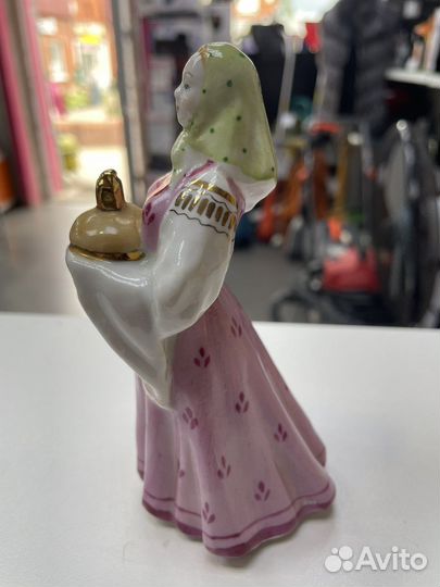 Фарфоровая статуэтка девушка с караваем