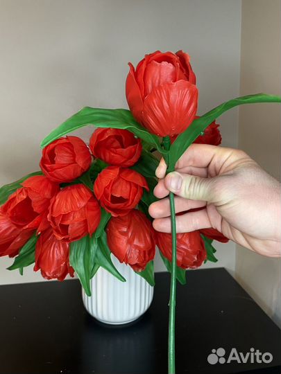 Красные искусственные тюльпаны