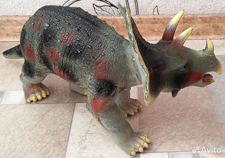 Динозавр - Трицератопс Канада