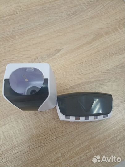 Авт-й диспенсер для зуб. пасты с держателем щеток