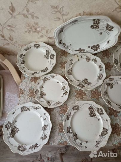 Тарелки, сервировочное блюдо. 