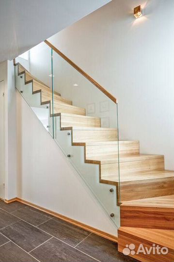 Стеклянные ограждения лестничного марша