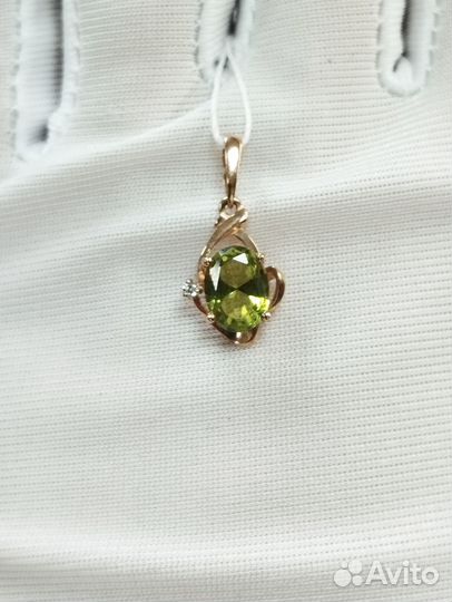 Золотая подвеска с камнем