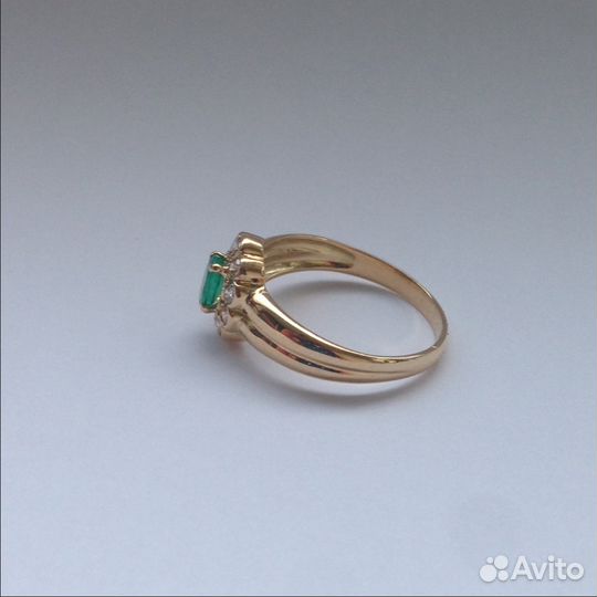 Кольцо с изумрудом и бриллиантами. Золото 750