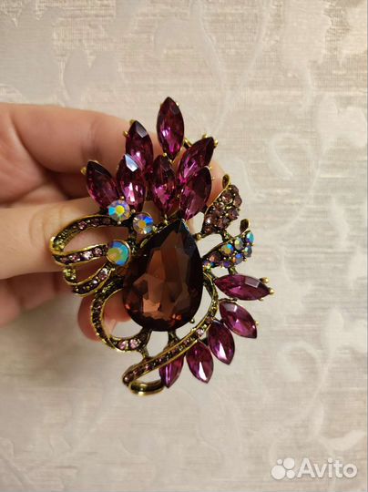 Брошь в винтажном стиле