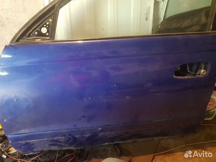 Toyota carina e дверь