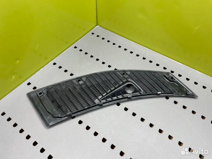Решетка капота правая Mercedes W123 M102 E20 1983