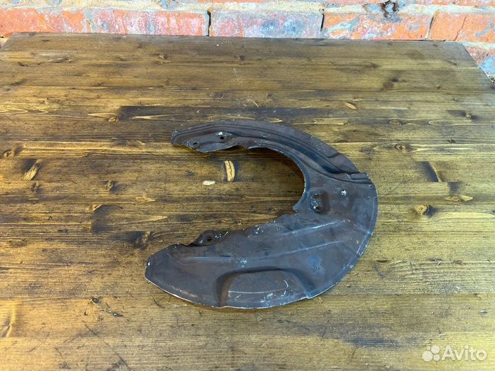 Пыльник кожух тормозного диска передний правый Bmw