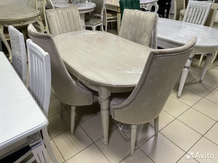 Стол в цвете копучино