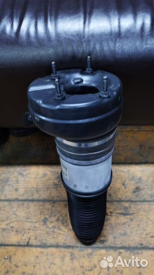 Пневмостойка Audi A8D4 задняя правая