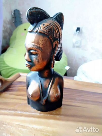 Бронзовая статуэтка африканской женщины