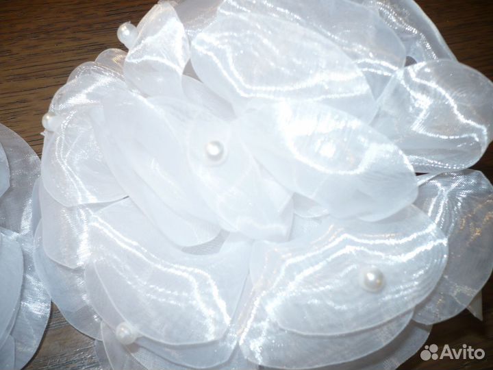 Пышные банты на резинках с бусинками и подвесками