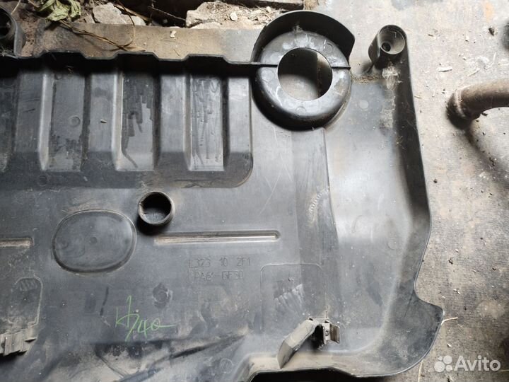 Накладка клапанной крышки Mazda