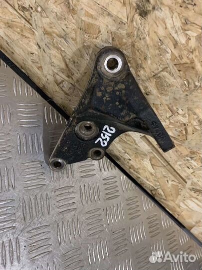 Кронштейн двигателя правый Toyota Corolla (E120) I