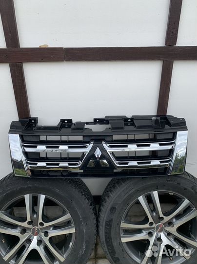 Решетка радиатора mitsubishi pajero 4