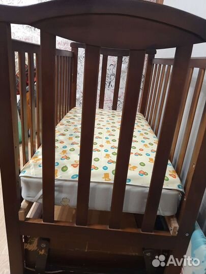 Детская кроватка с маятником