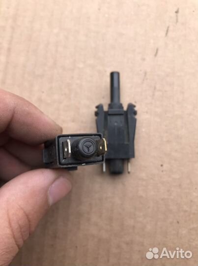 Концевик стояночного тормоза Мерседес W124 (841)