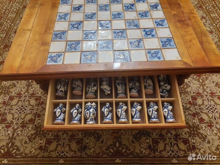 Шахматный стол. Стол натуральное дерево. Фигурки