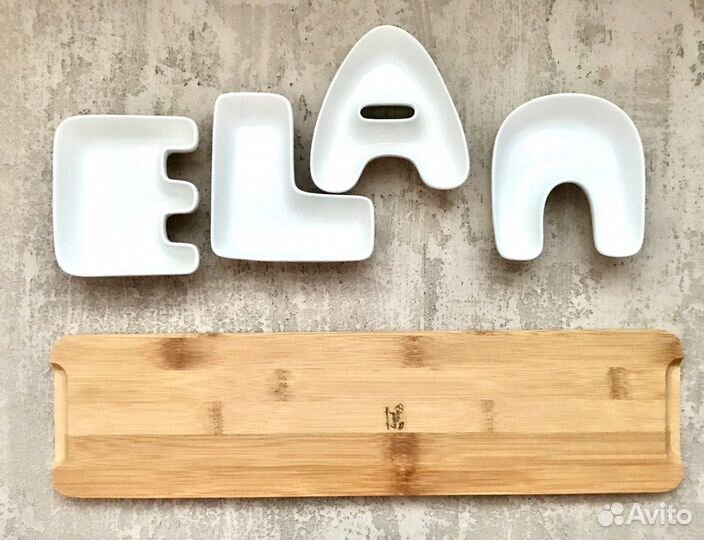 Набор 4 сервировочных блюд на деревянной подставке