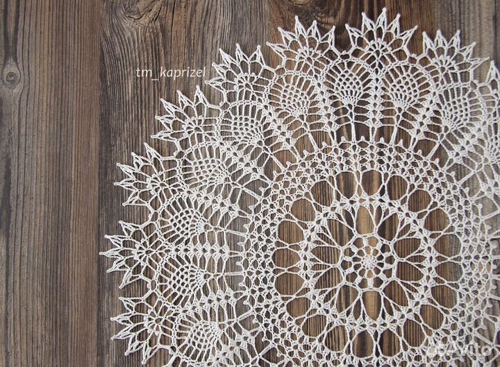Ажурная декоративная салфетка вязаная крючком