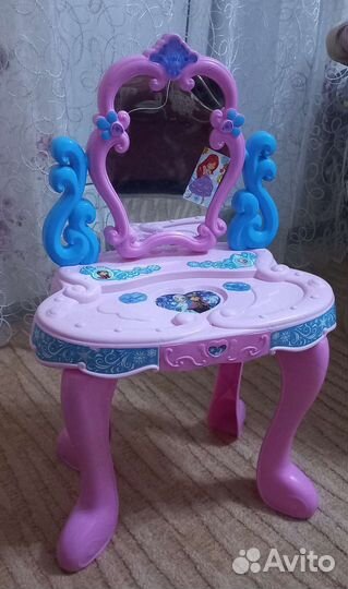 Туалетный столик с зеркалом и подсветкой