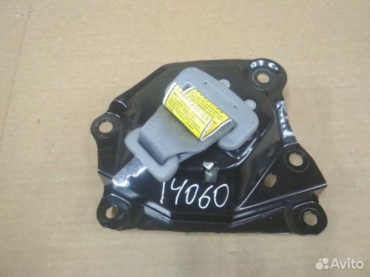 Ремень безопасности задний Toyota Sienna III