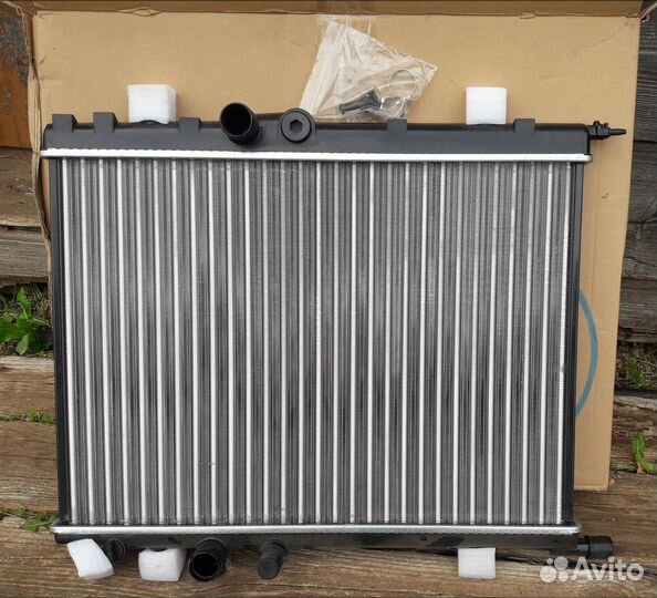 Продам радиатор охлождения на Пежо 408.новый