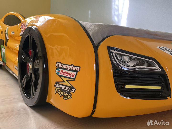 Детская кровать машина