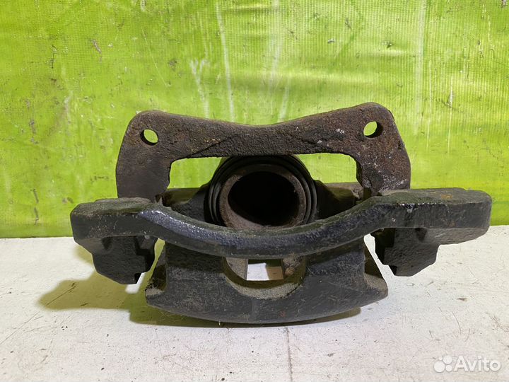 Суппорт передний левый Toyota Corolla E120 Целый