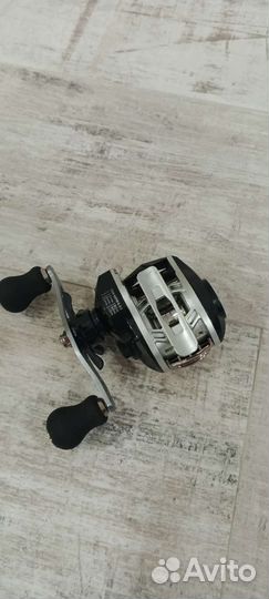 Рыболовная катушка кастинговая