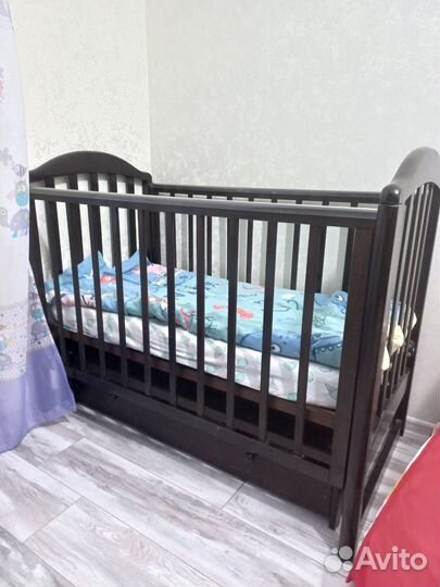 Детская кроватка с маятником и ящиком
