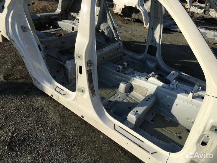 Стойка центральная правая BMW X3 F25