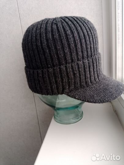 Шапка вязанная с козырьком
