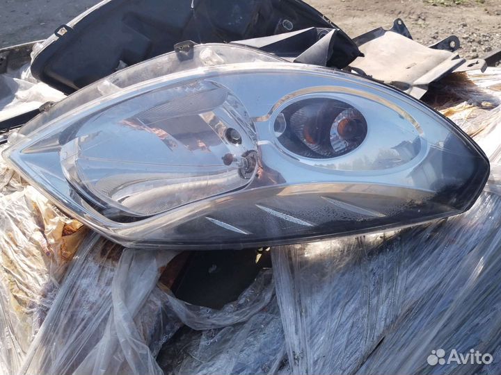 Фара правая Renault Sandero-8200733877