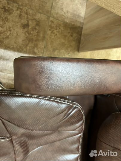 Кожанное кресло