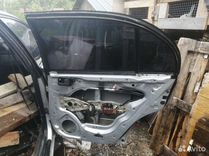 Три двери от Toyota Carina Е