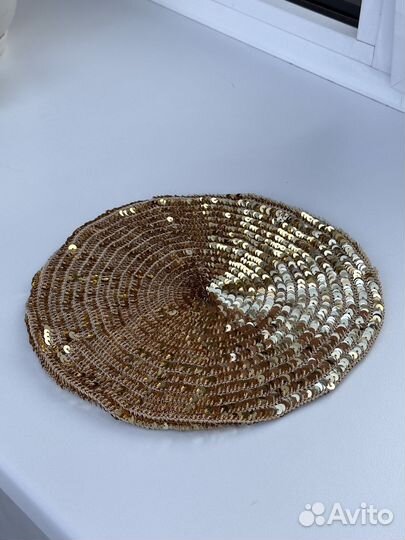 Берет с золотыми пайетками