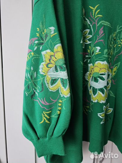 Свитер зелёный с цветами