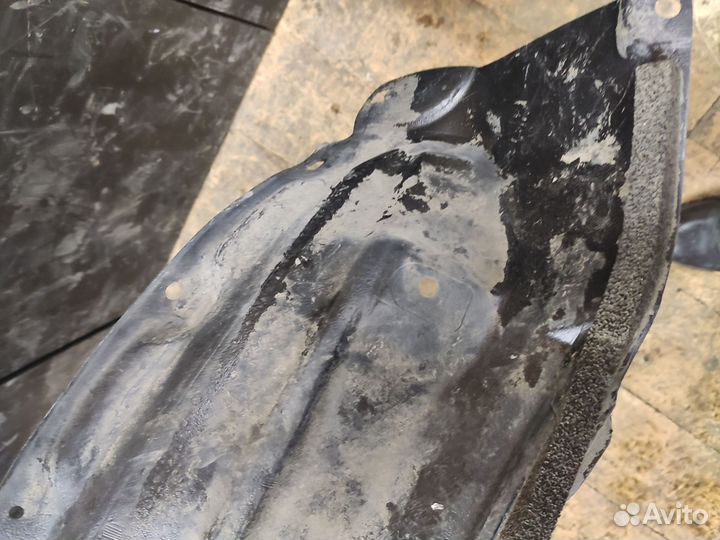 Подкрылок передний правый Lexus LX570